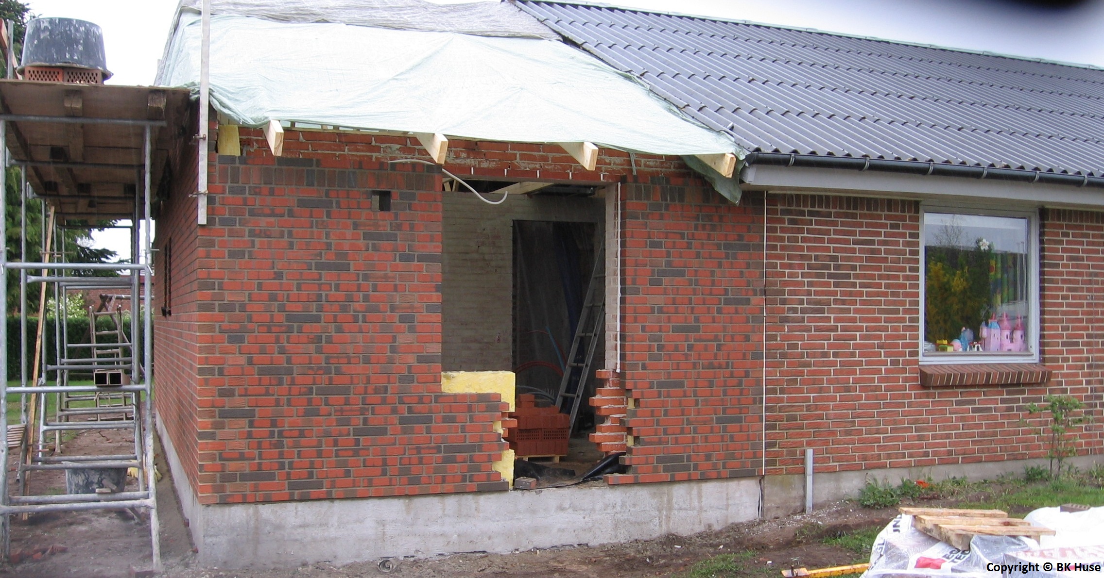 Tilbygning til eksisterende bygning. Færdig i 2006.